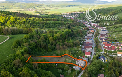 Rodinný dom s garážou a veľkým pozemkom v meste Medzev