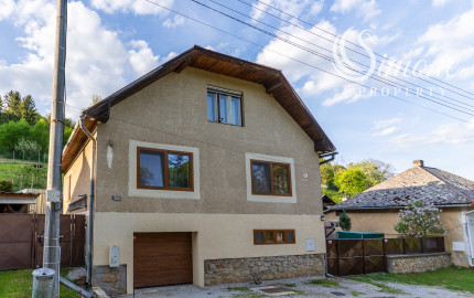 Rodinný dom s garážou a veľkým pozemkom v meste Medzev