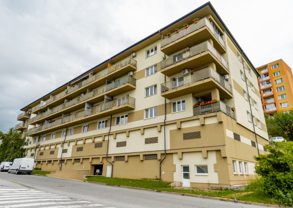 PREDANÉ! 2 izbový byt s loggiou a s parkovacím miestom