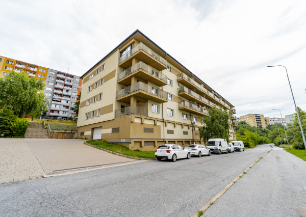 PREDANÉ! 2 izbový byt s loggiou a s parkovacím miestom