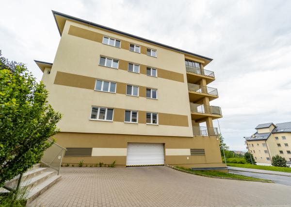 PREDANÉ! 2 izbový byt s loggiou a s parkovacím miestom