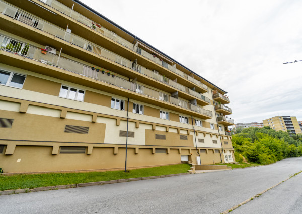 PREDANÉ! 2 izbový byt s loggiou a s parkovacím miestom