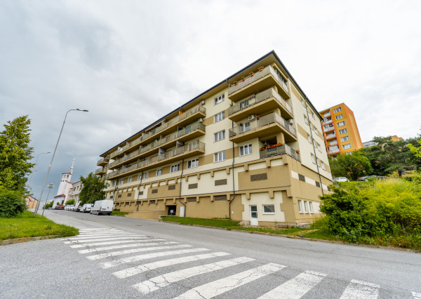 PREDANÉ! 2 izbový byt s loggiou a s parkovacím miestom