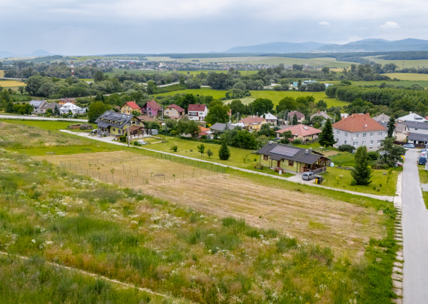 Stavebný pozemok v obci Lemešany - 787 m2