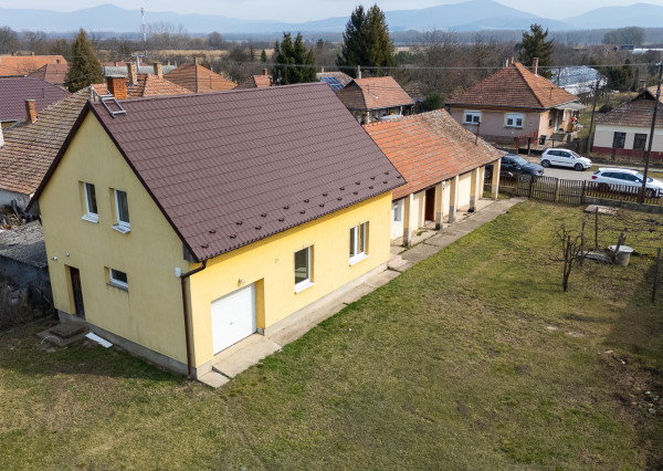Rodinný dom s gazdovským na pozemku 2390 m2, Méra - Maďarsko