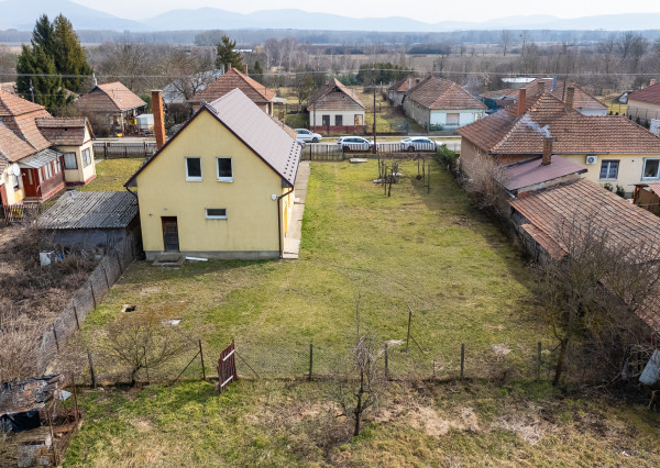 Rodinný dom s gazdovským na pozemku 2390 m2, Méra - Maďarsko