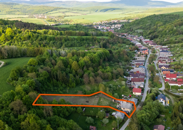 Rodinný dom s garážou a veľkým pozemkom v meste Medzev