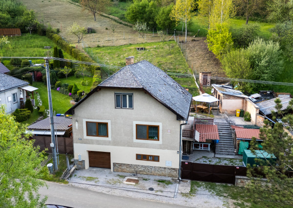Rodinný dom s garážou a veľkým pozemkom v meste Medzev