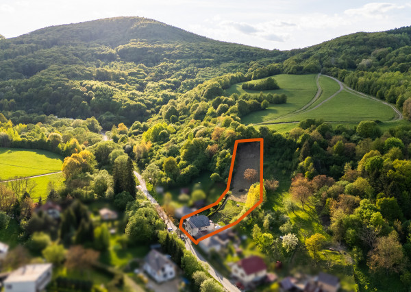 Rodinný dom s garážou a veľkým pozemkom v meste Medzev
