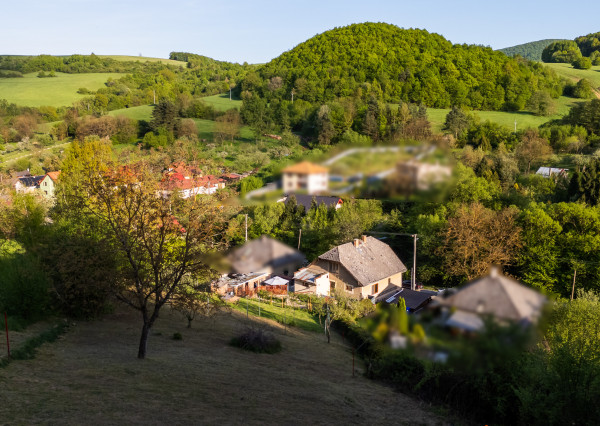 Rodinný dom s garážou a veľkým pozemkom v meste Medzev