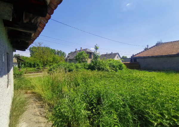 TORNYOSNÉMETI - Stavebný pozemok 800 m2 so starým domom