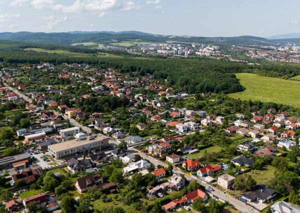 Stavebný pozemok s RD, 1786 m2, Pereš - Košice