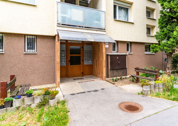 NA PRENÁJOM - 3 izbový BYT s loggiou a pivnicou – 71 m²