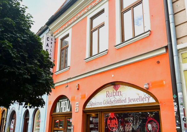 NA PREDAJ Historická polyfunkčná budova v srdci mesta Prešov