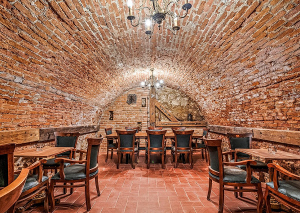 NA PREDAJ Historická polyfunkčná budova v srdci mesta Prešov