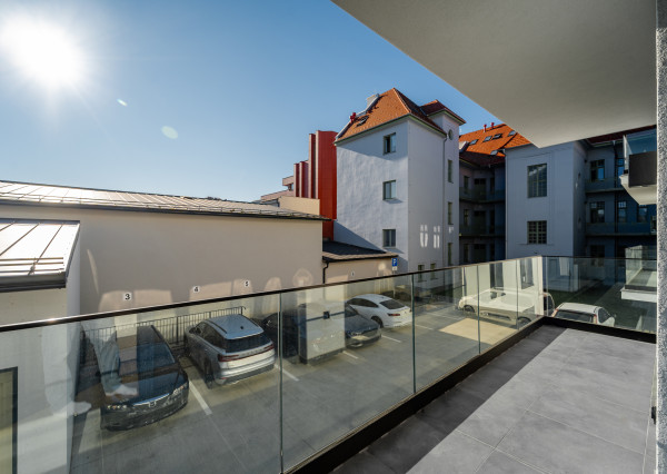 Luxusný 3-izbový Byt s balkónom a garážovým parkovaním (Staré Mesto, Košice)