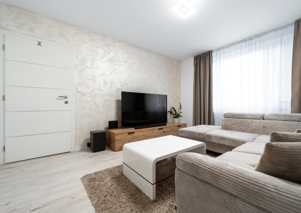 REZERVOVANÉ! Moderný 2 izb. BYT po kompletnej rekonštrukcií, KE - Nad jazerom