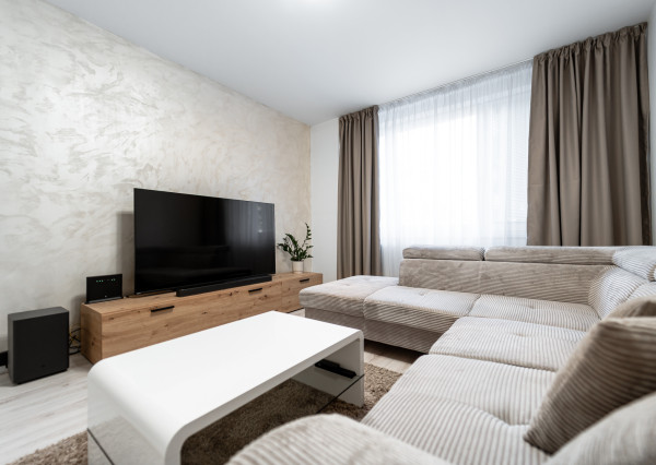 REZERVOVANÉ! Moderný 2 izb. BYT po kompletnej rekonštrukcií, KE - Nad jazerom