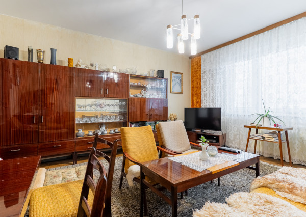 NA PREDAJ 3 - izb. byt s loggiou,70 m2, ČORDÁKOVA ul., - KVP