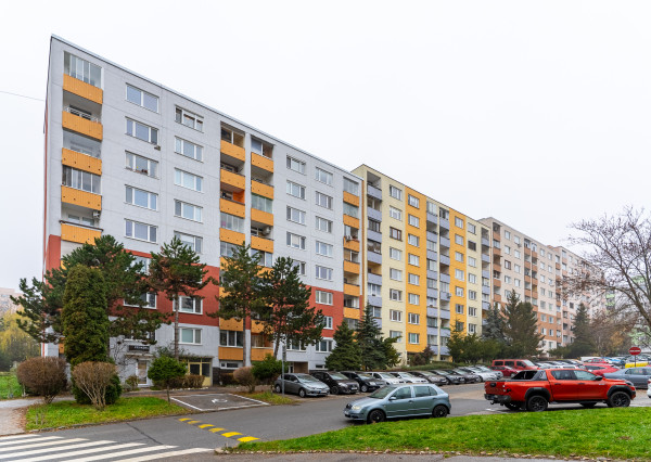 NA PREDAJ 3 - izb. byt s loggiou,70 m2, ČORDÁKOVA ul., - KVP