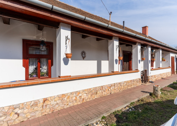 Zrekonštruovaný gazdovský dom, pozemok 1360m2, Méra-Maďarsko