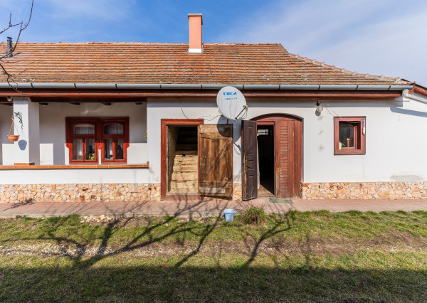 Zrekonštruovaný gazdovský dom, pozemok 1360m2, Méra-Maďarsko