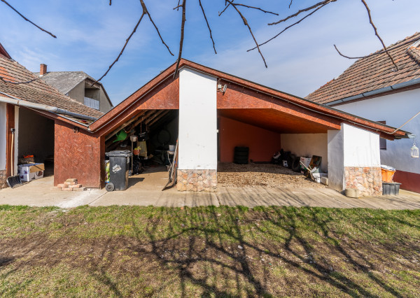 Zrekonštruovaný gazdovský dom, pozemok 1360m2, Méra-Maďarsko