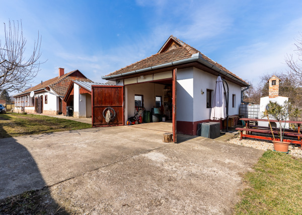 Zrekonštruovaný gazdovský dom, pozemok 1360m2, Méra-Maďarsko