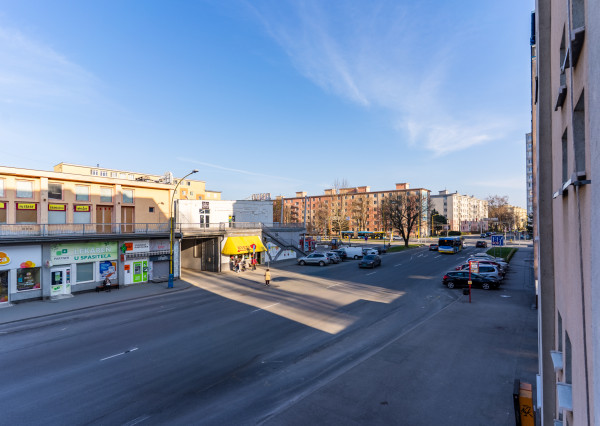 NA PREDAJ: Priestranný 3-izbový byt s loggiou v TOP lokalite, KE – Sever