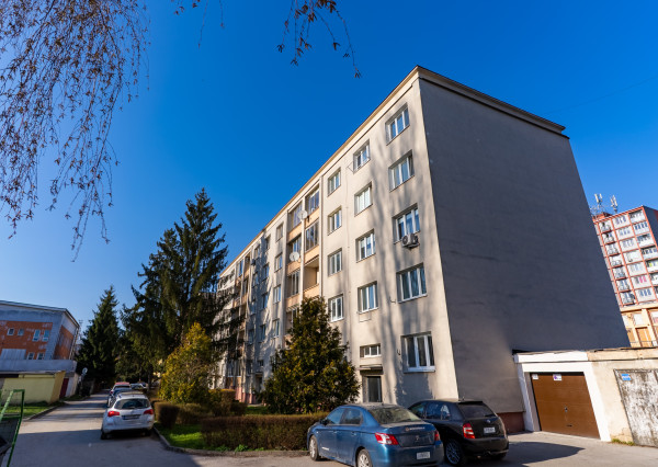 NA PREDAJ: Priestranný 3-izbový byt s loggiou v TOP lokalite, KE – Sever