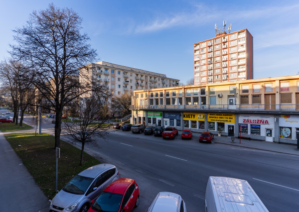 NA PREDAJ: Priestranný 3-izbový byt s loggiou v TOP lokalite, KE – Sever