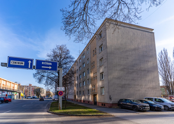 NA PREDAJ: Priestranný 3-izbový byt s loggiou v TOP lokalite, KE – Sever