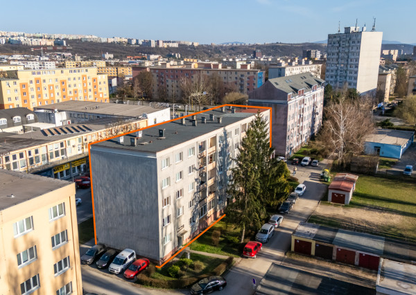 REZERVOVANÉ! NA PREDAJ: Priestranný 3-izbový byt s loggiou v TOP lokalite, KE – Sever