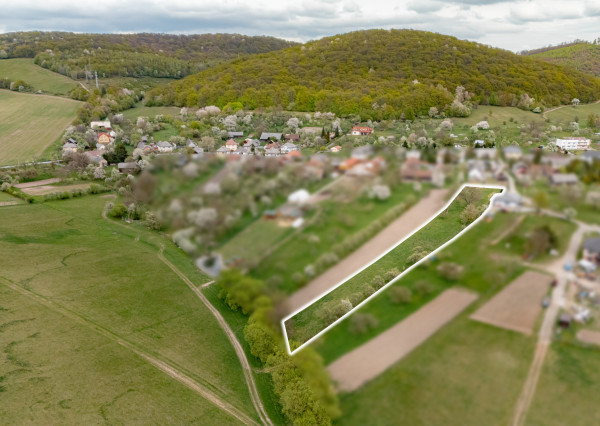 Stavebný pozemok - 2 693 m² - v obci Bunetice