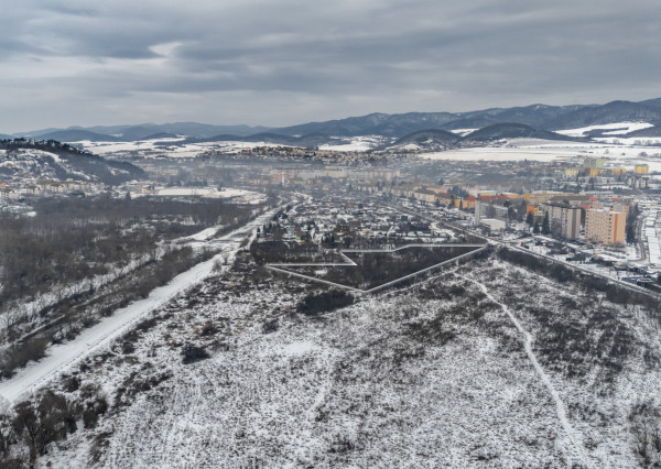 INVESTIČNÝ POZEMOK NA IBV NA PREDAJ – SABINOV (8 679 m²)