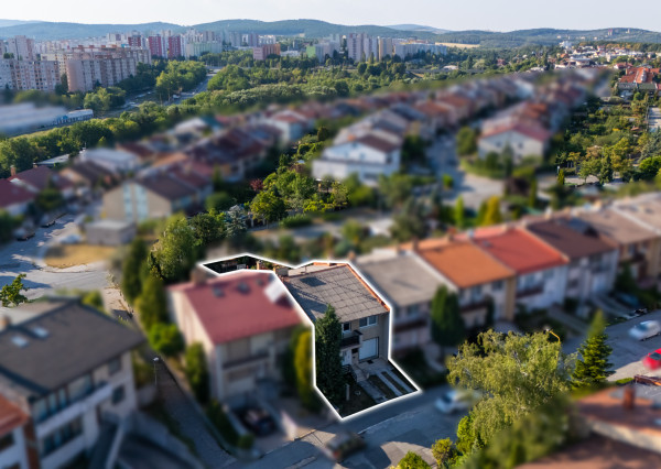 NA PREDAJ 7 izb. Rodinný dom s garážou, Stropkovská ul., KE – Západ