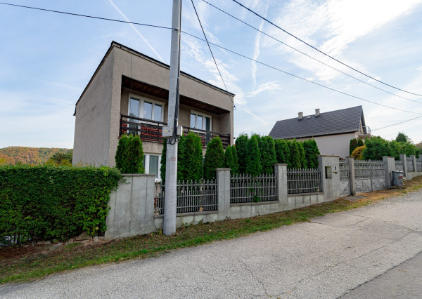 5-izbový rodinný dom s wellness domčekom, garážou, terasou a pozemkom 672 m² v obci Kysak (KE – okolie)
