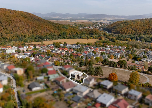 5-izbový rodinný dom s wellness domčekom, garážou, terasou a pozemkom 672 m² v obci Kysak (KE – okolie)