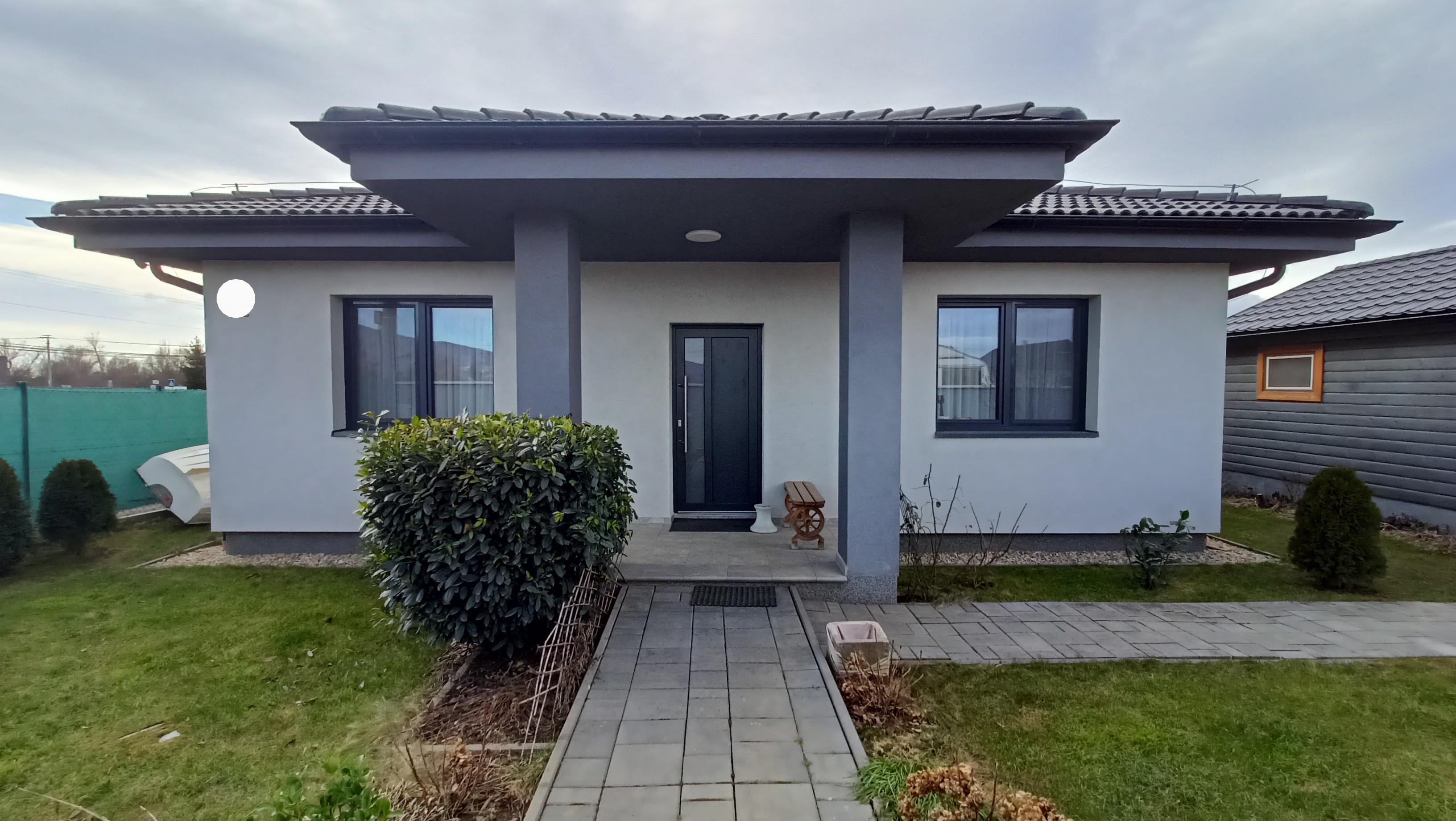 GEČA - Zariadený BUNGALOV - altánok, záhradný domček, garáž