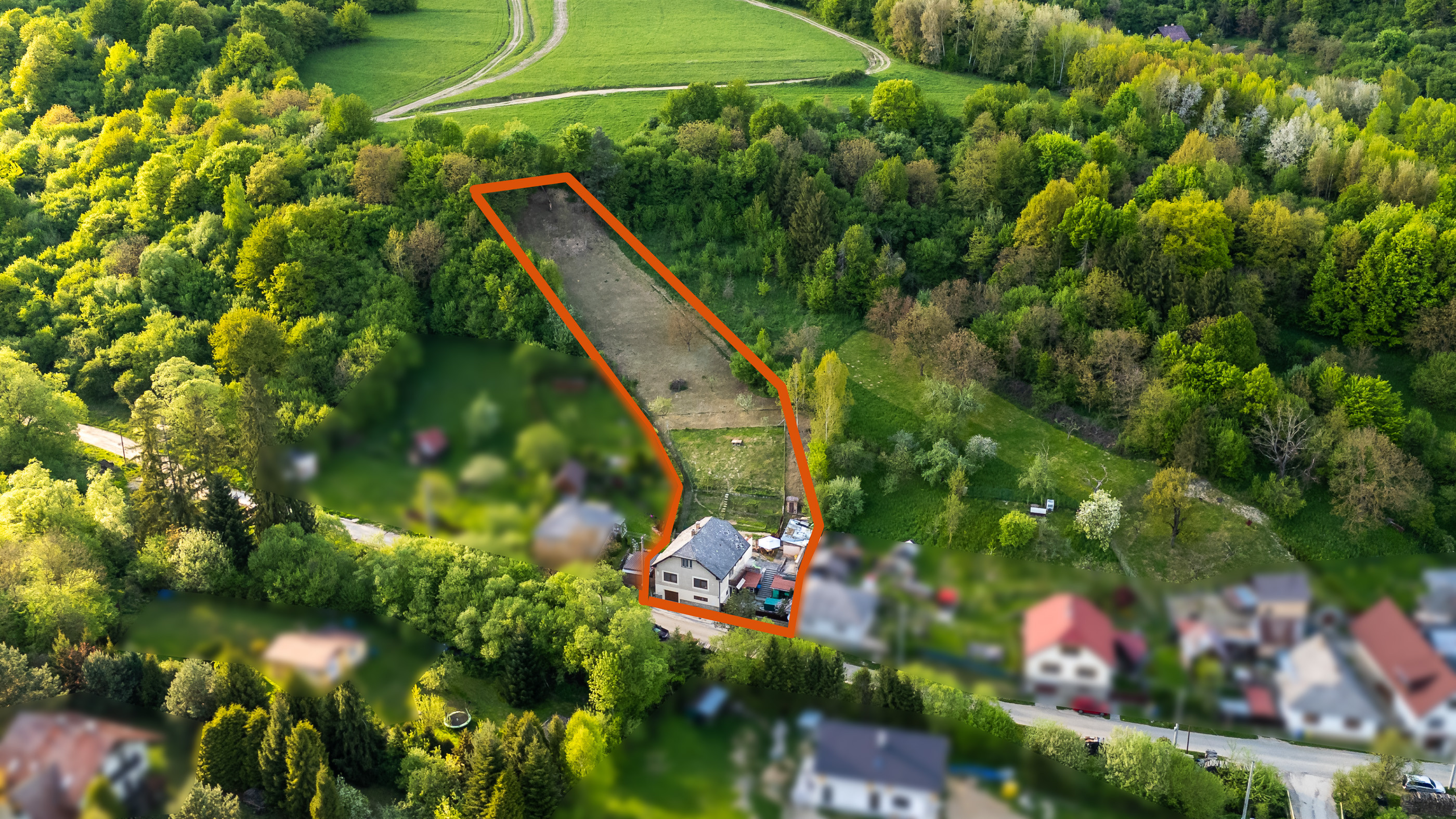 Rodinný dom s garážou a veľkým pozemkom v meste Medzev