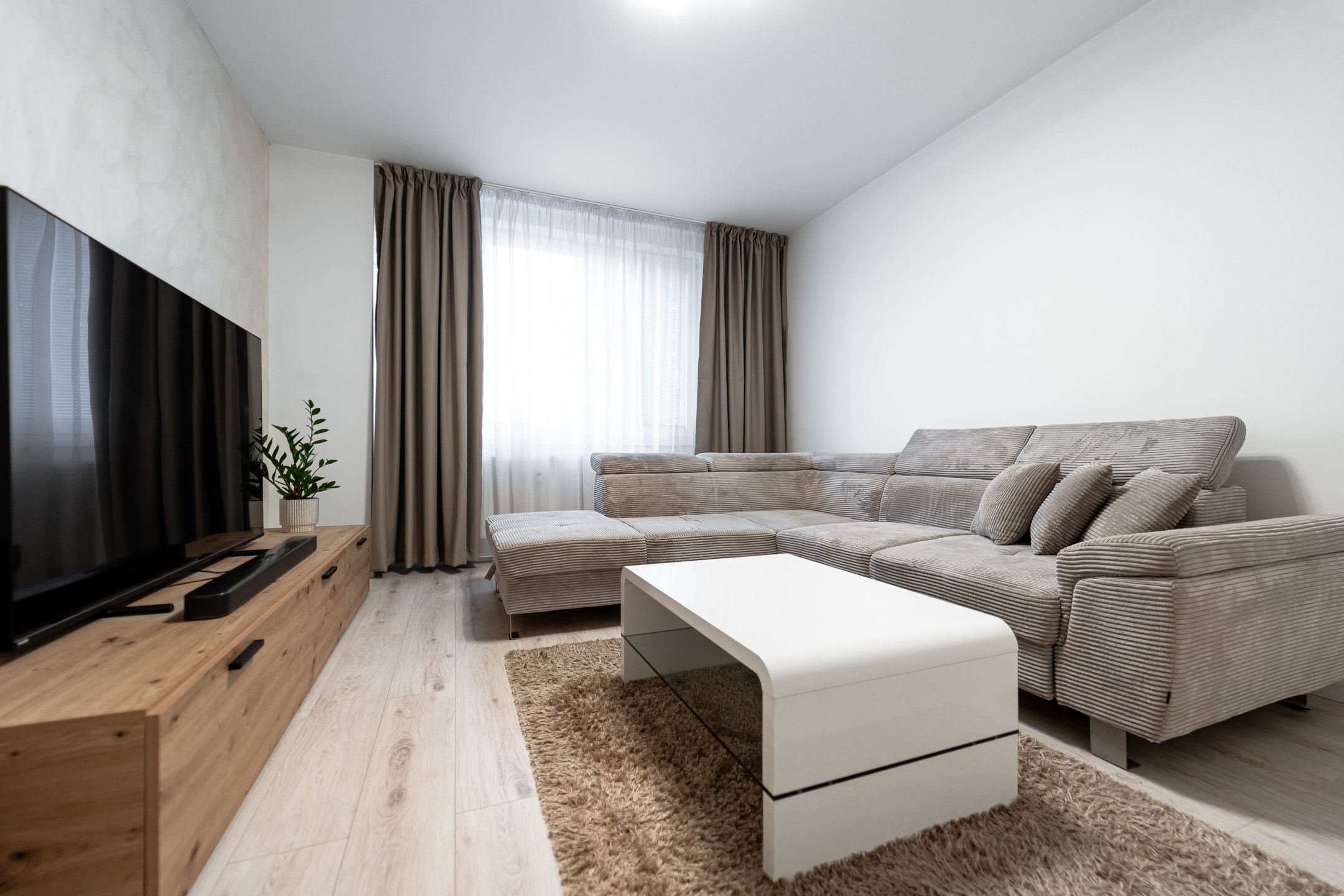 REZERVOVANÉ! Moderný 2 izb. BYT po kompletnej rekonštrukcií, KE - Nad jazerom