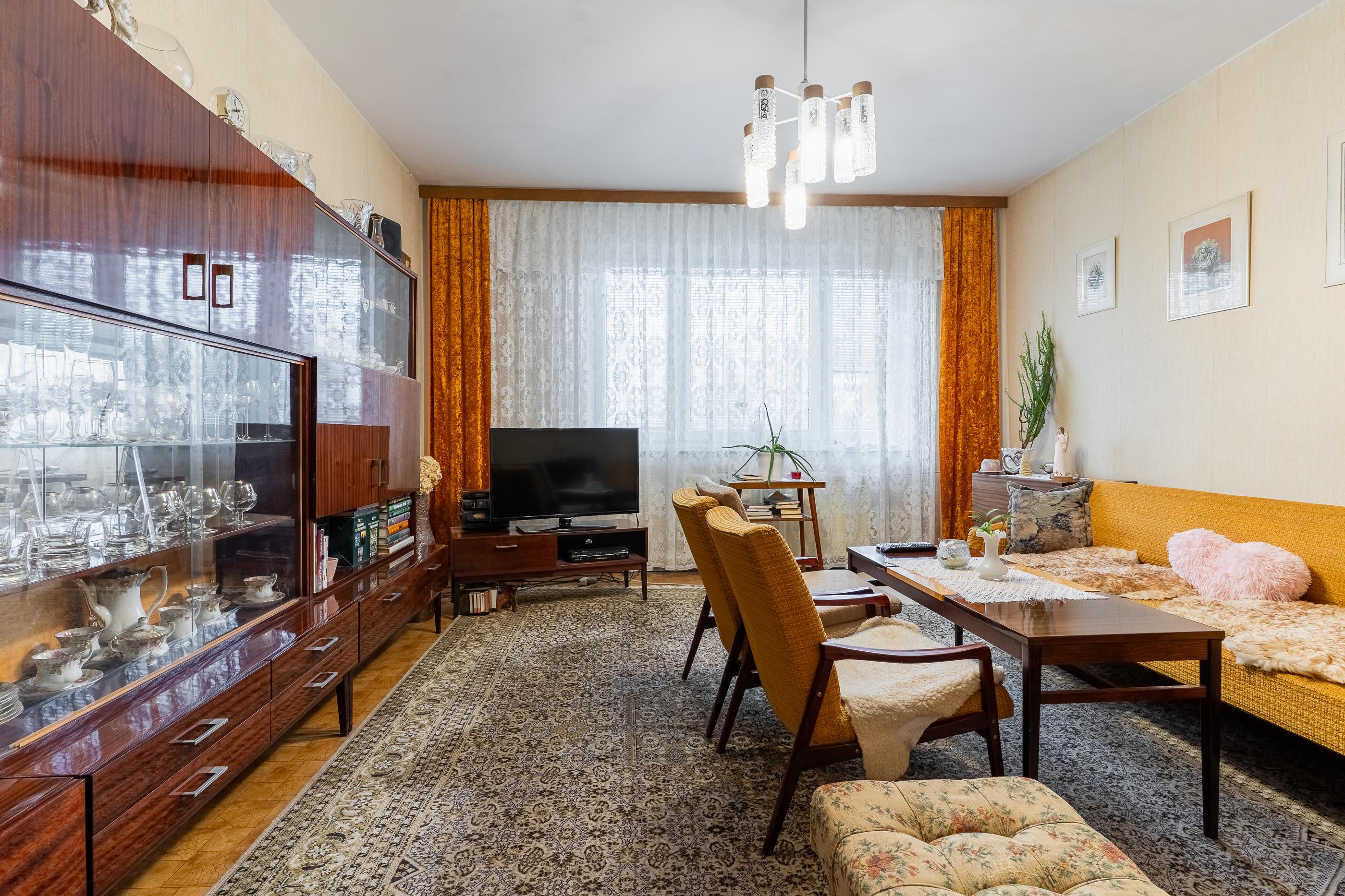 NA PREDAJ 3 - izb. byt s loggiou,70 m2, ČORDÁKOVA ul., - KVP