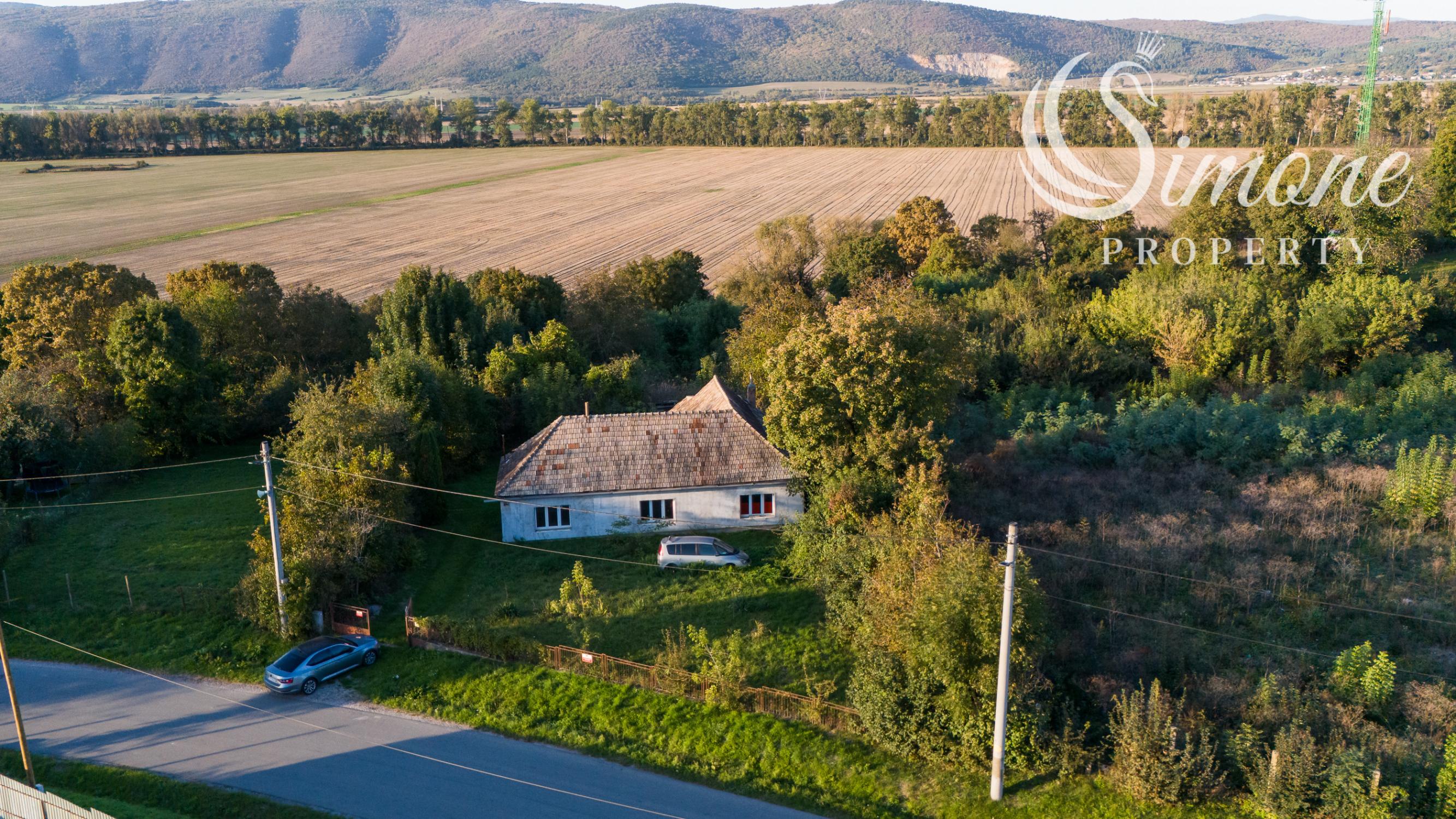 NA PREDAJ: Rodinný dom s veľkorysým 2899 m² pozemkom v obci Žarnov